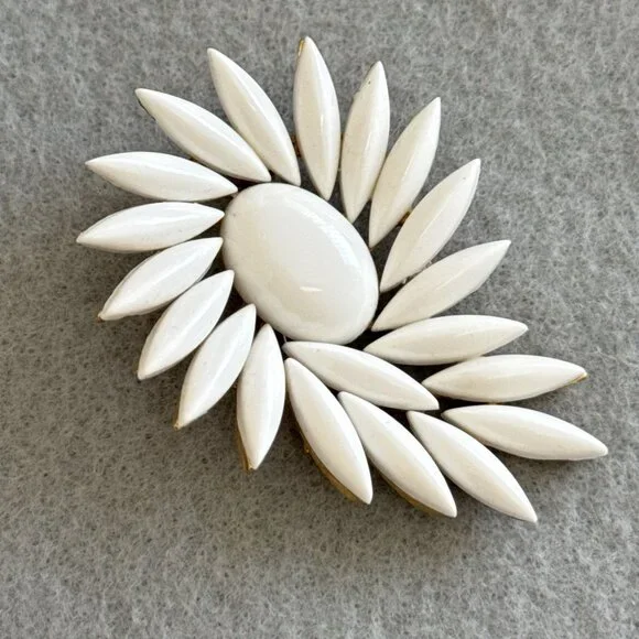 Vintage Crown Trifari White Milk Glass Navette Brooch Gold Tone Swirl Sunburst - Picture 9 of 10